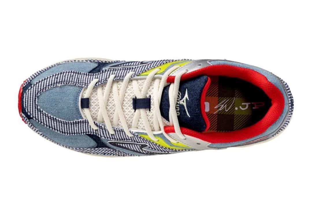 Mizuno Wave MG4 LS de Sean Wotherspoon vista desde arriba, con cordones blancos, forro rojo y la plantilla con gráfica