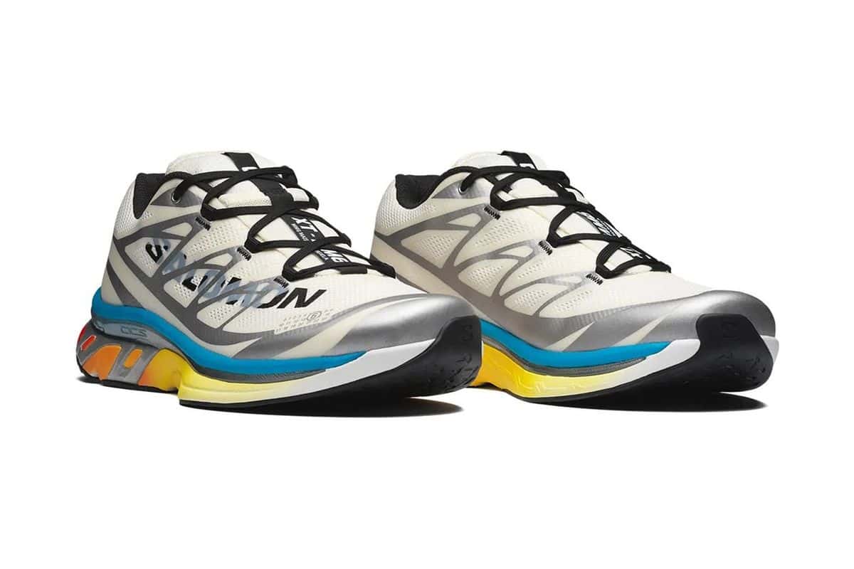 Par de MM6 Maison Margiela x Salomon XT-MM6 en blanco y plateado con media suela multicolor, sobre fondo blanco