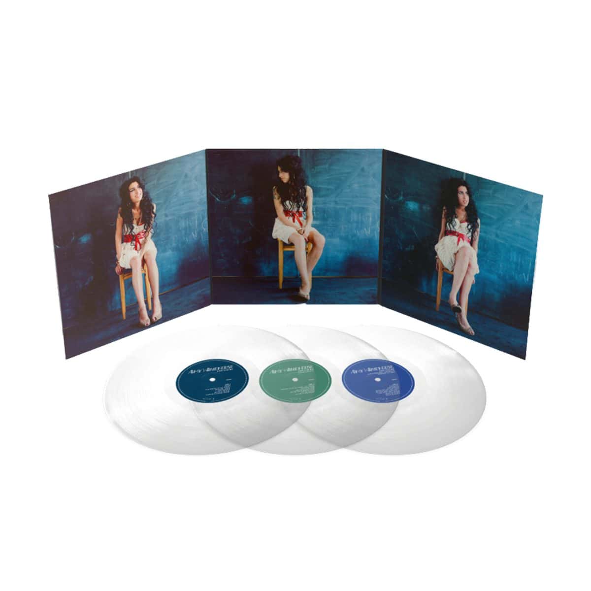 Edición oficial en triple vinilo transparente de «Back to Black 20» de Amy Winehouse: la tapa desplegable con tres fotos de Amy sentada en un banco frente a una pared azul y los tres discos transparentes con etiquetas azul, verde y violeta