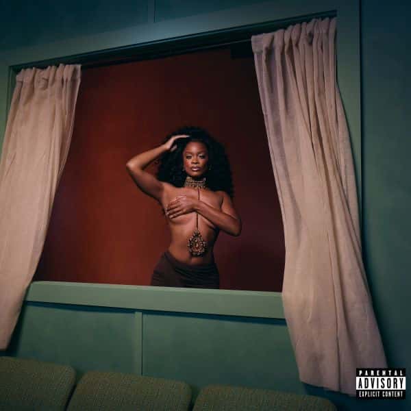 Portada de Vacancy: Late Checkout: Ari Lennox con el pelo largo con rulos, collar y cadena dorados, cubriéndose el pecho con un brazo, de pie detrás de una ventana con cortinas claras abiertas, sobre un fondo rojo y una pared verde