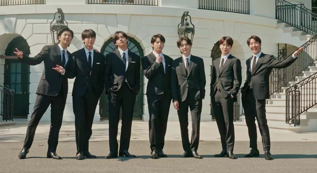 Los siete integrantes de BTS, de traje negro, posan en fila en los jardines de la Casa Blanca en mayo de 2022 (foto de archivo)