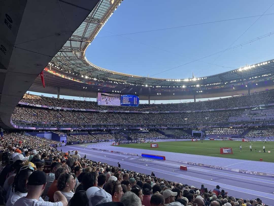 Vista del Stade de France desde la tribuna, con el techo iluminado y el público en las gradas, durante los Juegos Olímpicos de París 2024 (foto de archivo). Foto: Ilan Costica, CC0, vía Wikimedia Commons