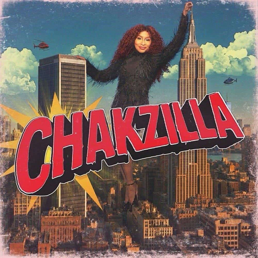 Portada de «Chakzilla», de Chaka Khan: la cantante, de vestido negro, gigante sobre los rascacielos de Nueva York, junto al título en letras rojas y amarillas