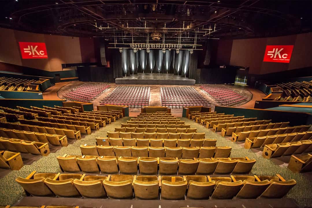 Interior del teatro del James L. Knight Center de Miami, sede de los Premios Billboard de la Música Latina 2026: el escenario al fondo, la platea con sillas rojas y las gradas con butacas doradas. Foto: Gpaz0827 / Wikimedia Commons (CC BY-SA 4.0)