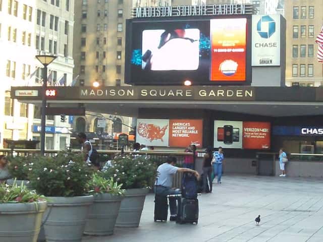 Entrada del Madison Square Garden de Nueva York, con su marquesina y pantallas encima (foto de archivo, 2011). Foto: Ilovechoclate, CC BY-SA 3.0, vía Wikimedia Commons