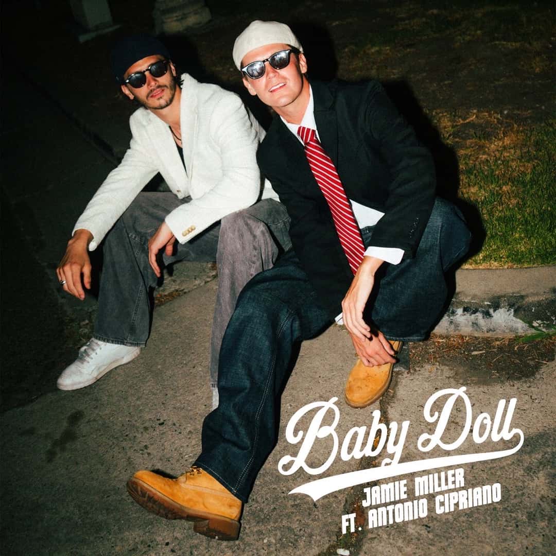 Portada de la versión de «Babydoll» con Antonio Cipriano: los dos, con anteojos de sol, sentados en un cordón de vereda de noche, con el nombre de la canción en letras blancas