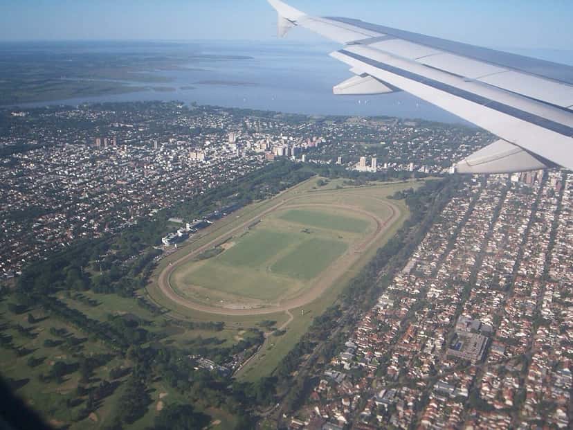 Vista aérea del Hipódromo de San Isidro, la sede de Lollapalooza Argentina, con la pista, los barrios que lo rodean y el río de la Plata al fondo. Foto: Ulises Icardi, CC BY-SA 4.0, vía Wikimedia Commons