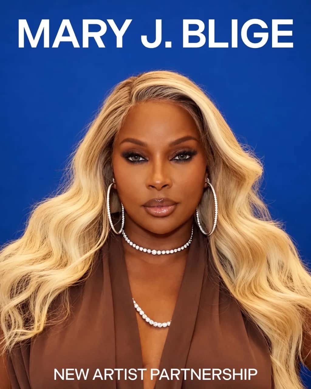 Retrato de Mary J. Blige con pelo rubio largo, aros grandes y gargantilla de brillantes sobre fondo azul, con su nombre arriba y la leyenda «New artist partnership» abajo, en la imagen oficial del anuncio