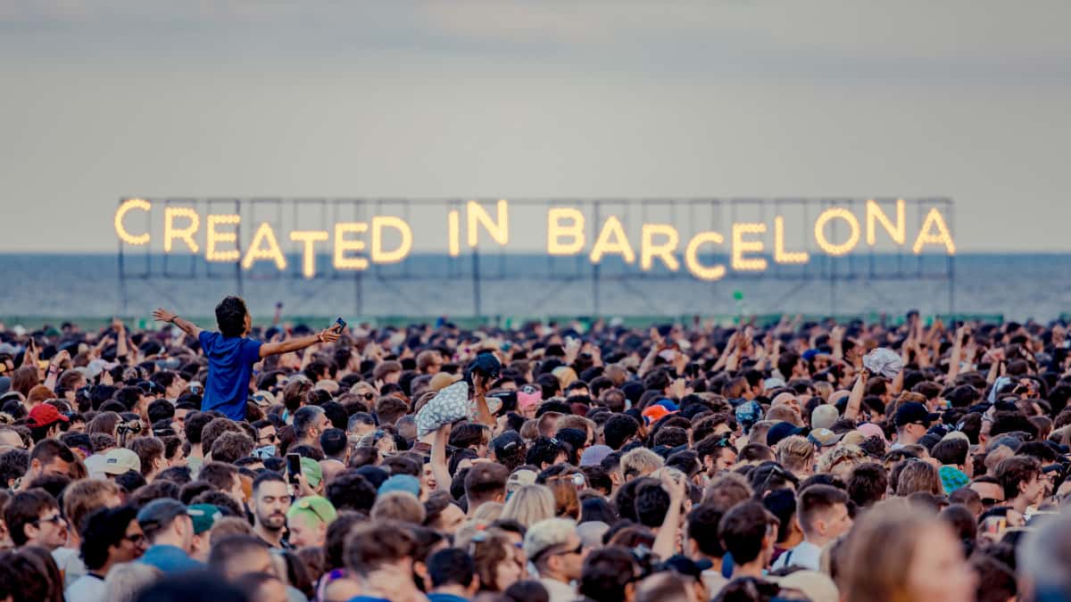 Foto de archivo de Primavera Sound en el Parc del Fòrum de Barcelona: una multitud frente al cartel luminoso «Created in Barcelona», con el mar de fondo