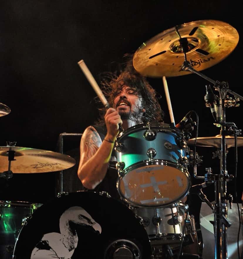 Dave Grohl toca la batería con el pelo en la cara durante un show en el festival Austin City Limits de 2009, con un platillo dorado arriba y un buitre dibujado en el bombo (foto de archivo). Foto: Craig Carper, CC BY 2.0, vía Wikimedia Commons