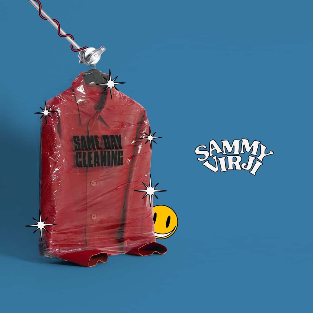 Portada oficial de «Same Day Cleaning», el disco anterior de Sammy Virji: una camisa roja envuelta en plástico de tintorería, colgada de una percha, sobre fondo azul, con el nombre del artista y una carita sonriente amarilla