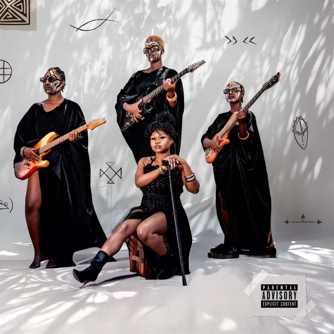 Portada de «Nu Zamrock», de Sampa the Great: la rapera sentada con un bastón, rodeada por tres figuras con guitarras eléctricas, vestidas de negro y con anteojos, frente a una pared blanca con símbolos dibujados