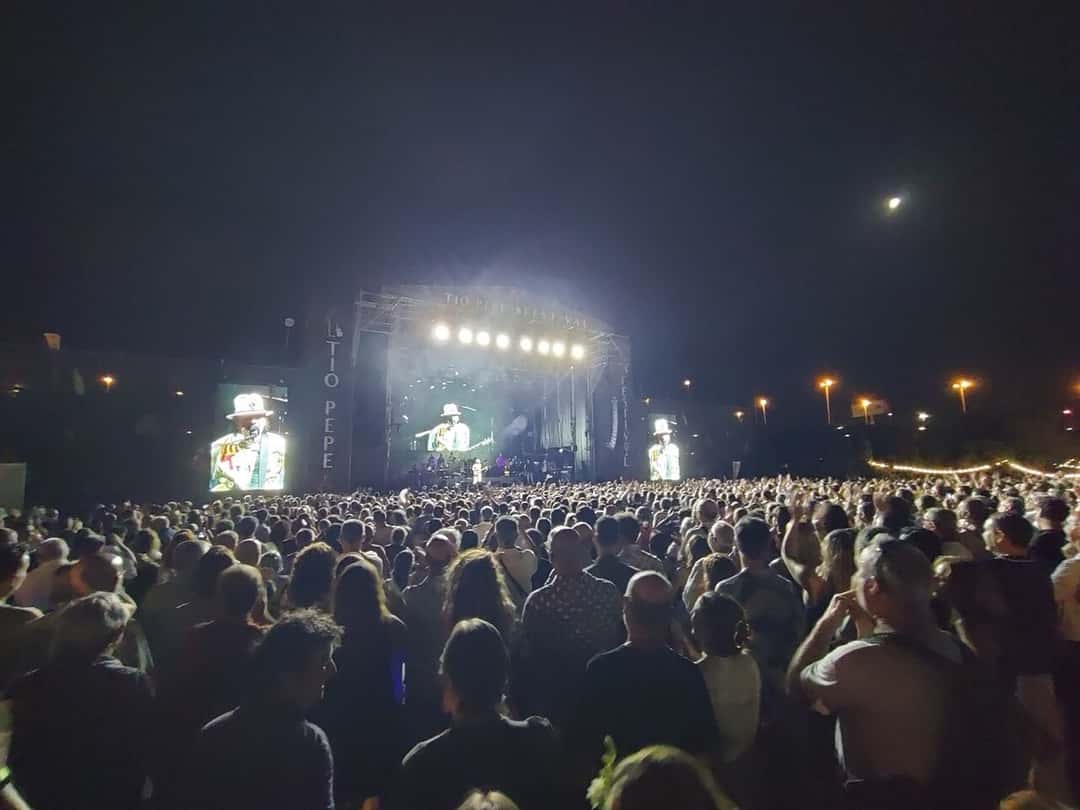 Vista desde el público de un show de Santana en el Tío Pepe Festival de Jerez de la Frontera, España, con el escenario iluminado y las pantallas laterales que muestran al guitarrista (foto de archivo, agosto de 2025). Foto: El Pantera, CC BY-SA 4.0, vía Wikimedia Commons