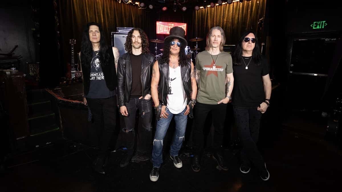 Slash con galera y anteojos espejados junto a Myles Kennedy y The Conspirators, los cinco parados sobre el escenario de The Viper Room en Los Ángeles