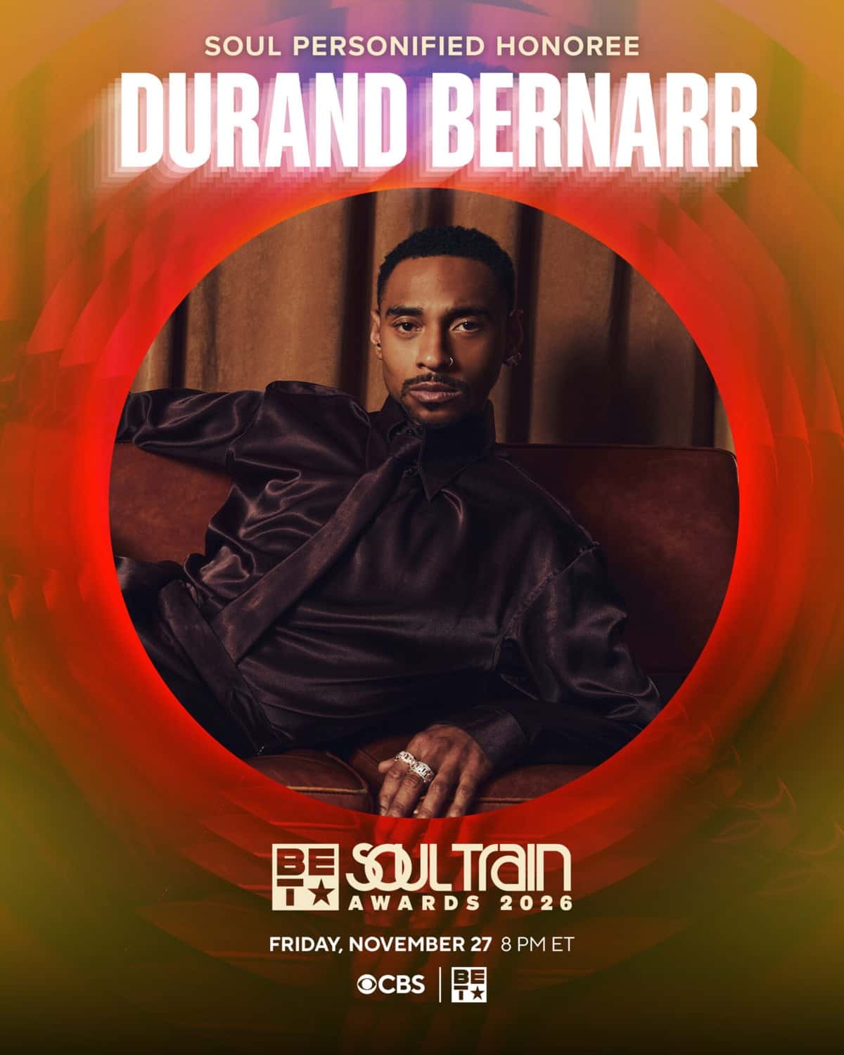 Afiche oficial de los Soul Train Awards 2026 que anuncia a Durand Bernarr como Soul Personified Honoree: el cantante, de camisa de satén oscura, sentado en un sillón de cuero dentro de un círculo rojo, con la fecha de emisión abajo