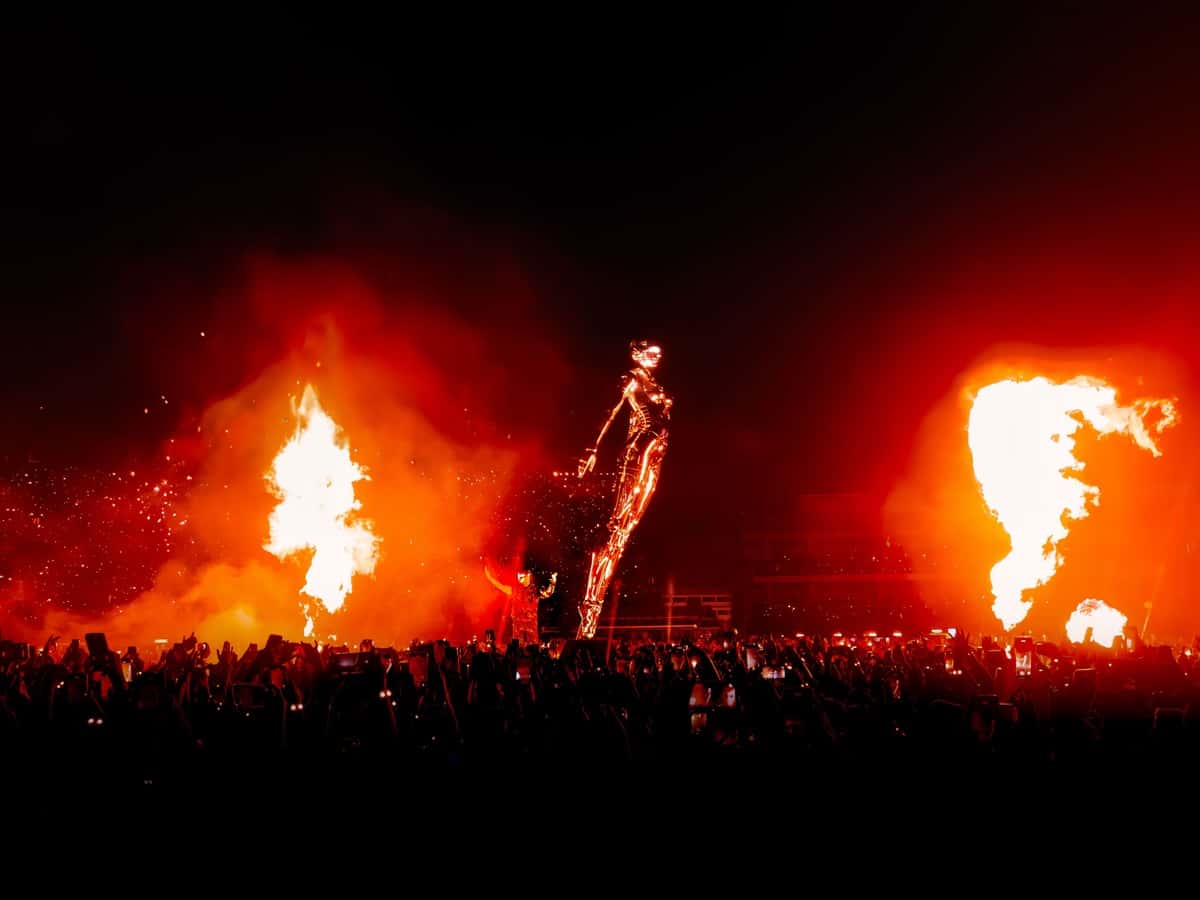 Show de The Weeknd en el Foro Sol de la Ciudad de México en 2023, durante la gira «After Hours Til Dawn», con llamaradas de fuego a los costados del escenario (foto de archivo)