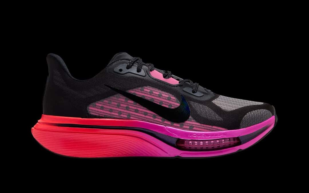 Nike Pegasus Plus 2 de la colección After Dark Tour de perfil, negra con detalles rosas y la entresuela rosa y roja, sobre fondo negro