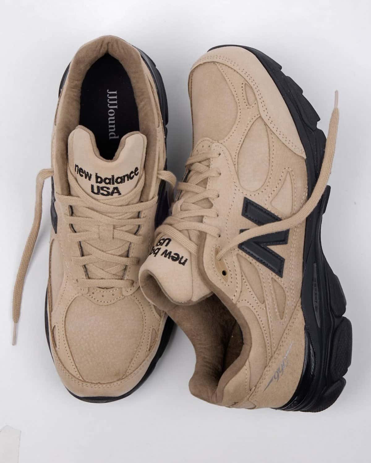 Par del JJJJound x New Balance 990v3 Tan Suede visto desde arriba, con upper de gamuza tan, N negra en el lateral, suela negra y la plantilla negra con la firma JJJJound