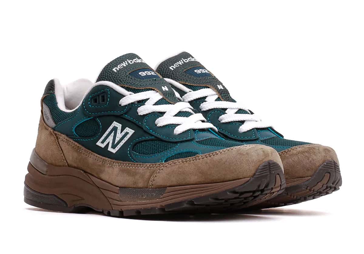 Par de New Balance 992 Made in USA Medusa Green con upper de malla y nobuk verde, mudguard de gamuza marrón, cordones blancos y suela marrón