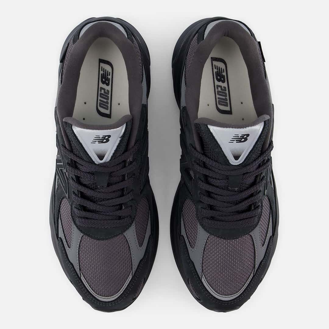 New Balance 2010 GORE-TEX Black/Field Green vista desde arriba, con la malla gris oscura, los refuerzos negros y la plantilla con el logo 2010