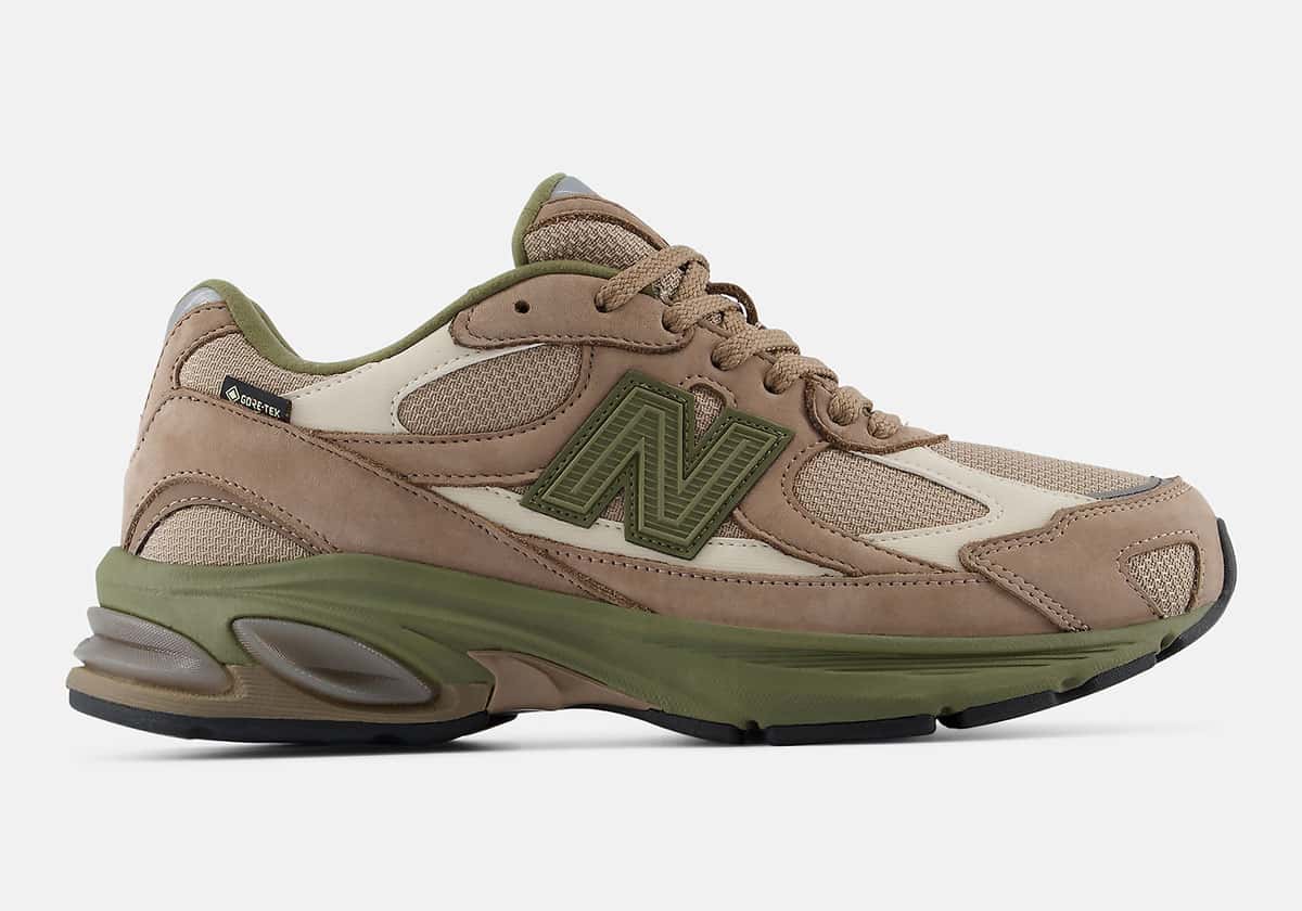 New Balance 2010 GORE-TEX Light Mushroom de perfil sobre fondo gris claro, con gamuza beige, malla clara, N verde oliva y entresuela verde oliva