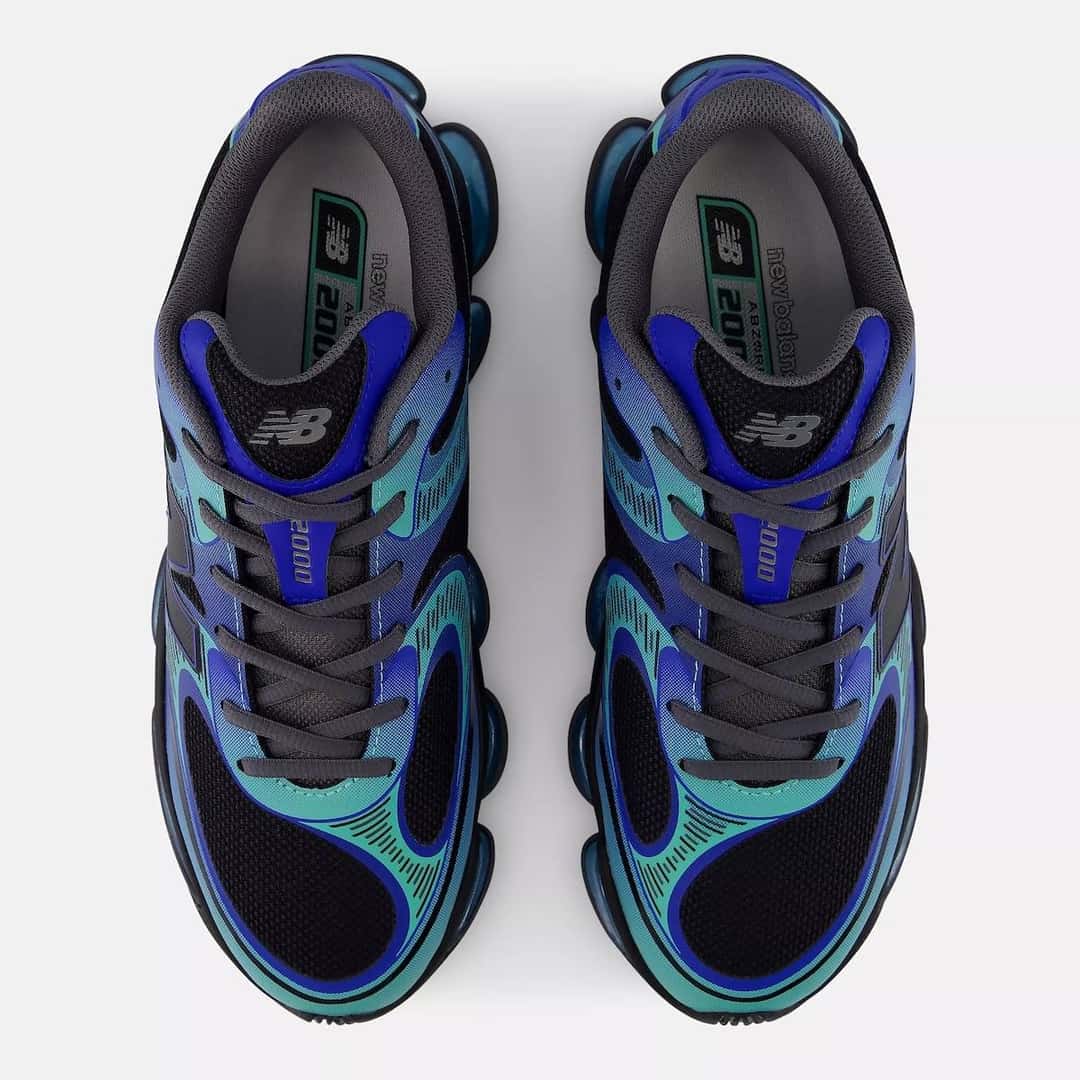 New Balance 2000 Metallic Pack azul vista desde arriba, con la malla negra, los gráficos azules y verde agua y la plantilla con el logo de la 2000