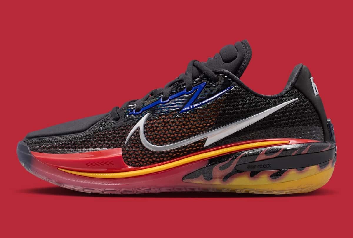 Nike GT Cut 1 Hot Rod de perfil con upper de malla negra, Swoosh plateado, detalles azules en los cordones y llamas rojas y amarillas en la mediasuela