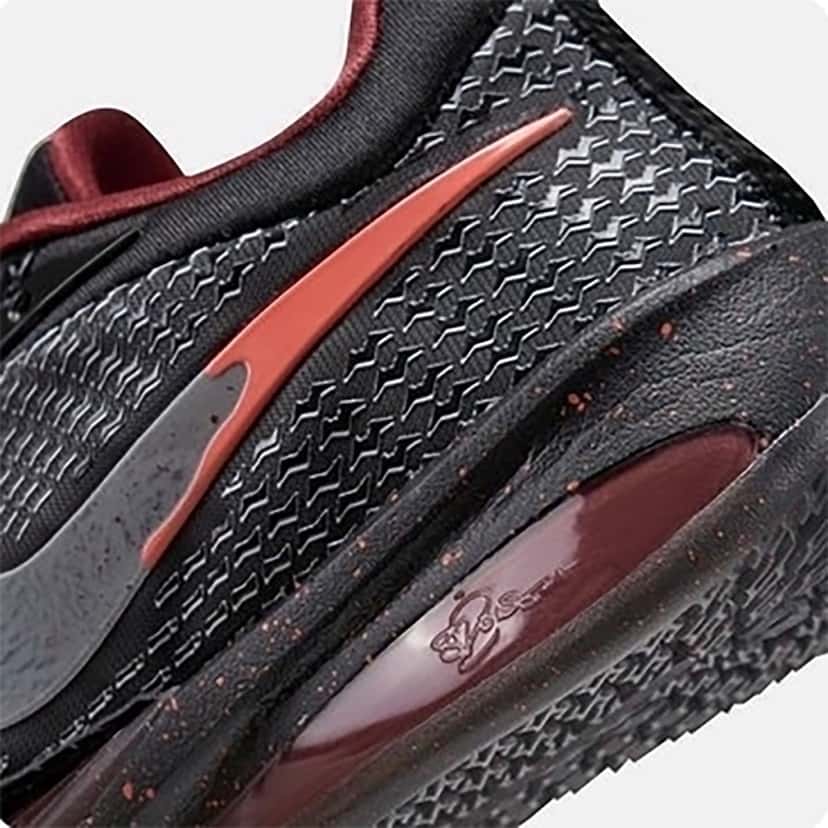 Detalle del Nike Sabrina 4 Halloween con el Swoosh rojo que gotea como sangre sobre el upper negro texturado