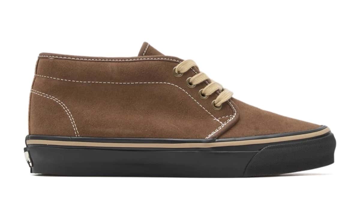 OTW by Vans Chukka 49 Vibram Vintage Cocoa de perfil sobre fondo blanco, con gamuza marrón, costuras claras, ojales metálicos, cordones beige, una línea tostada sobre la suela y la suela negra