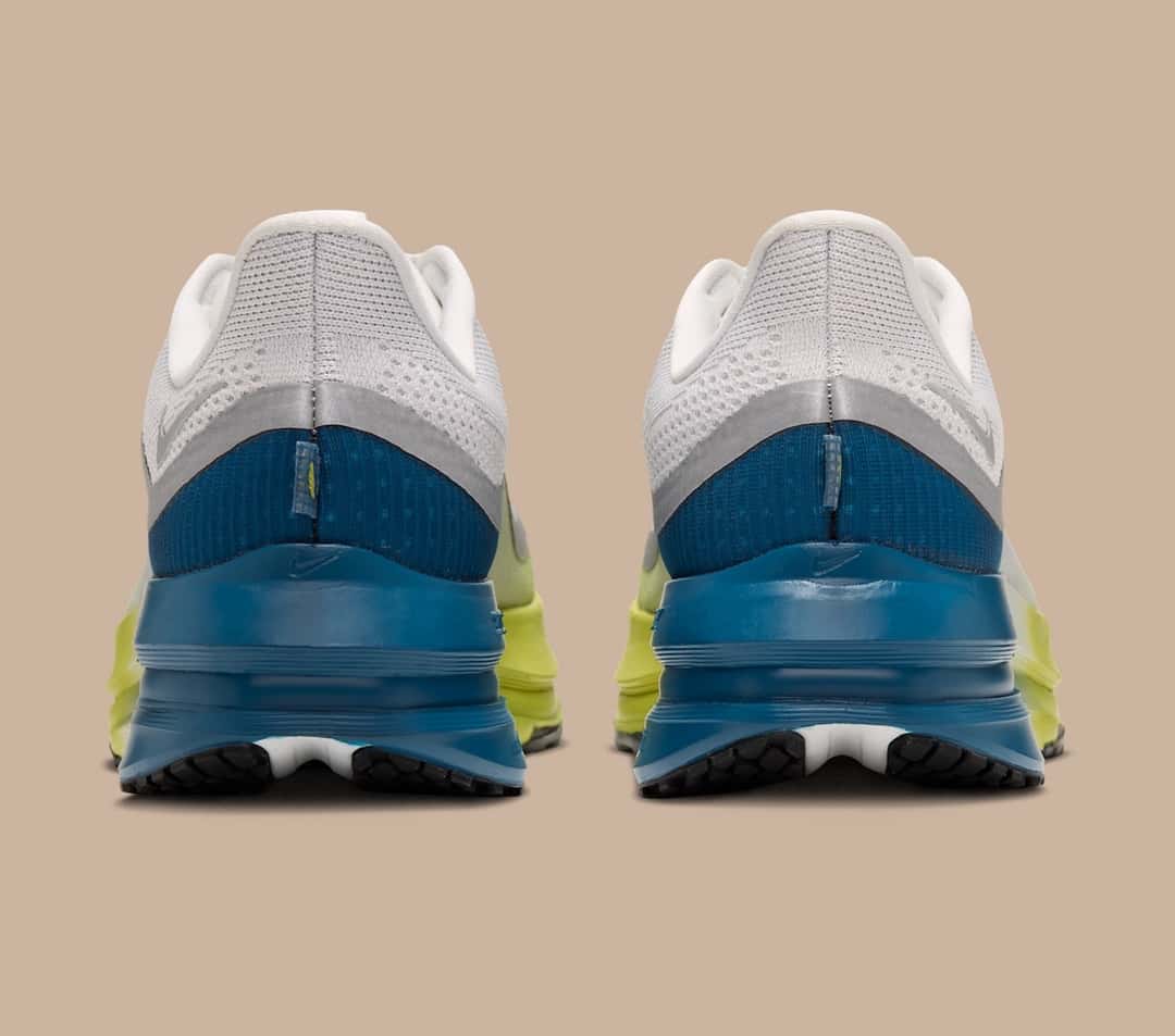 Talones de la Nike Pegasus Premium Perfect Texture for Running con la mediasuela azul y la suela amarilla