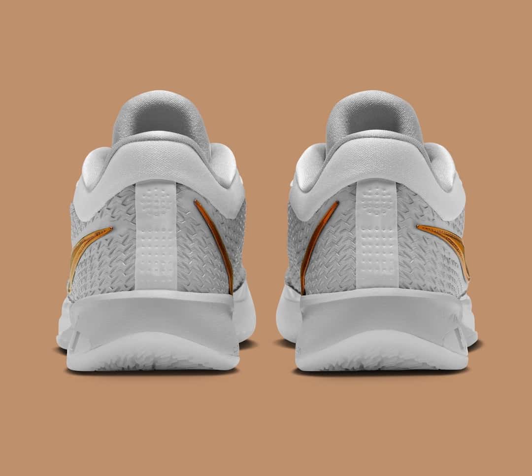 Talones de la Nike Sabrina 4 Cork, blancos con malla gris clara y el Swoosh dorado en los costados
