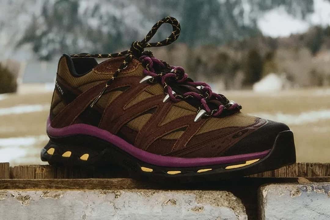 Salomon XT-Quest del Expedition Pack en marrón con detalles amarillos y franja violeta en la media suela