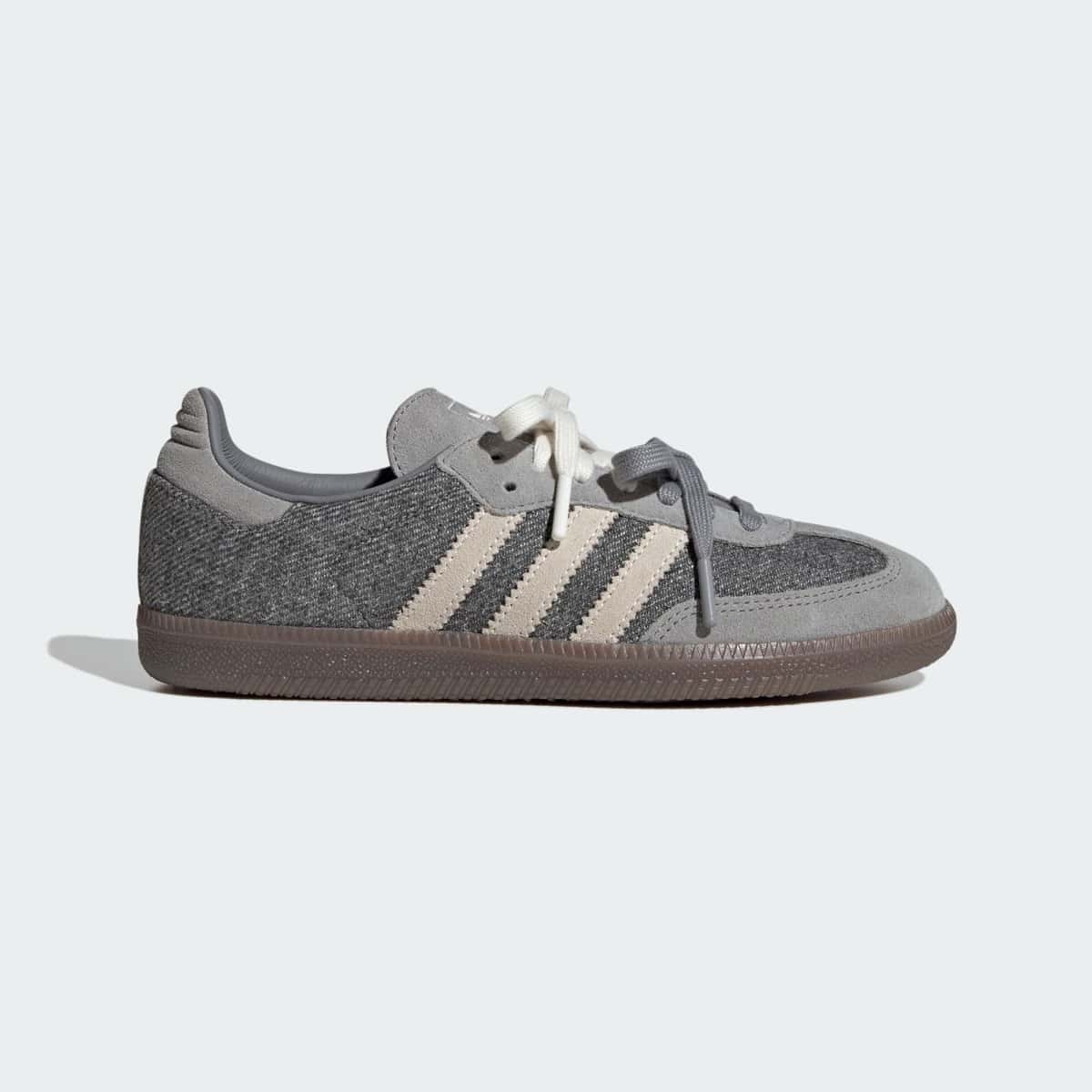 adidas Samba Slate de Molly-Mae de perfil, con capellada gris jaspeada, tres tiras color crudo, refuerzos grises y suela de goma marrón