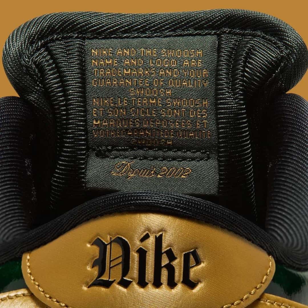 Etiqueta interna de la Nike SB Dunk Low Champagne con la leyenda Depuis 2002 bordada en dorado