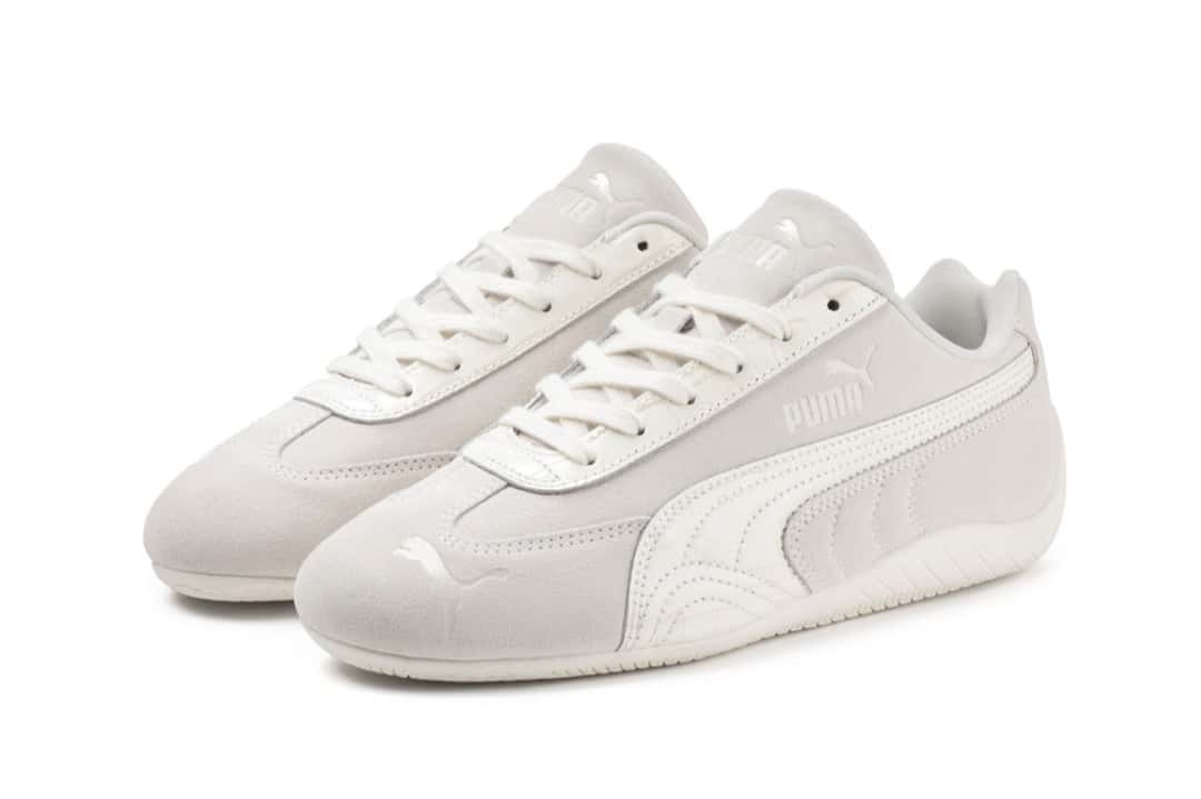 Par de PUMA Speedcat Croc blanco hueso sobre fondo blanco, con gamuza clara y la Formstrip con textura de cocodrilo en el mismo tono