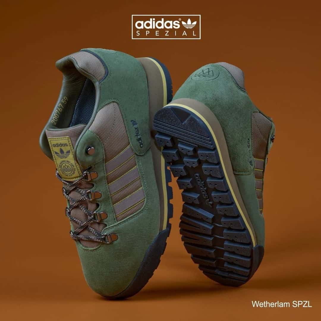 Par de adidas Wetherlam SPZL en gamuza verde con tiras tejidas marrones, ganchos metálicos y suela dentada, sobre fondo marrón