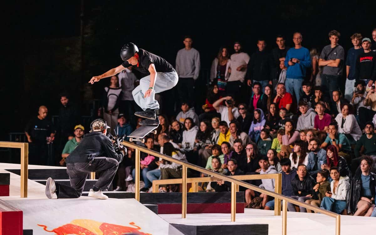 Tijmen Overbeek, clasificado a Dakar 2026, salta con su tabla junto a una baranda dorada ante el público en una fecha del World Skateboarding Tour en Roma (foto de archivo)
