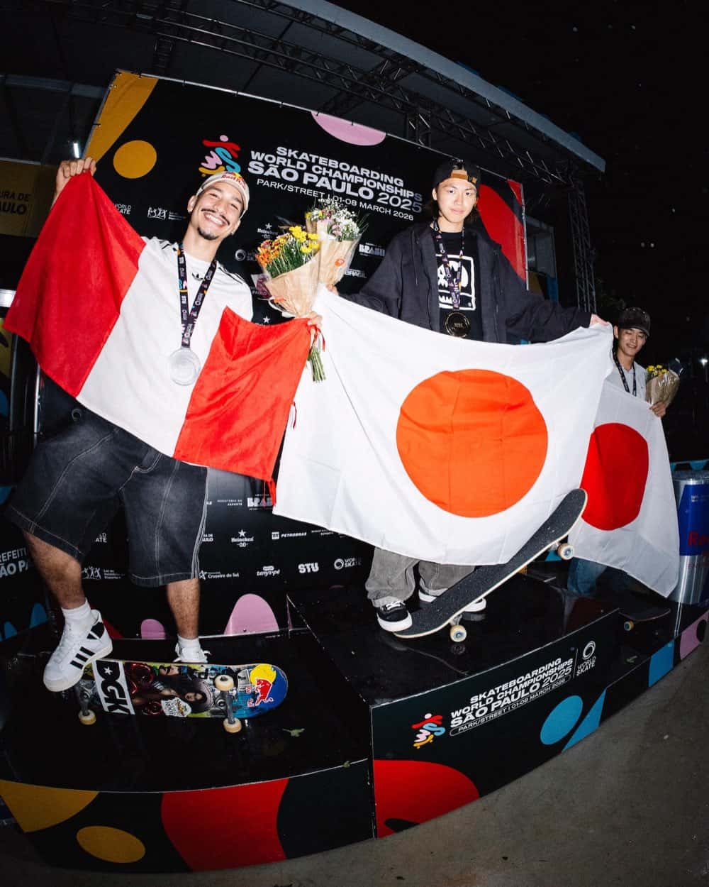 Foto de archivo: Toa Sasaki con la medalla de oro y la bandera de Japón en el podio del Mundial de street de San Pablo, junto al peruano Angelo Caro con la plata y la bandera de Perú