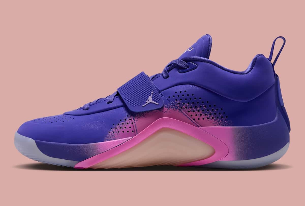 Jordan Tatum 5 Sunrise de perfil con upper violeta, strap en el medio pie con Jumpman, degradé rosa y pieza naranja translúcida en la mediasuela