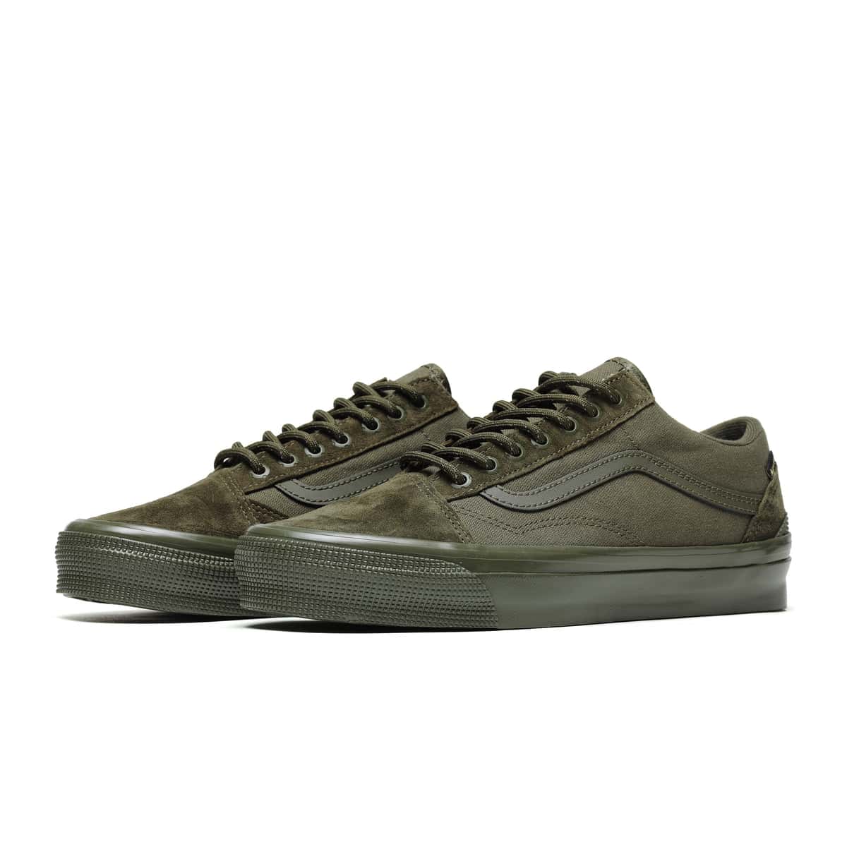 Par de Vans Premium Old Skool GORE-TEX Mossy Olive sobre fondo blanco, todo en verde oliva: gamuza en la punta, paneles de lona, Sidestripe tono sobre tono y suela de goma del mismo color