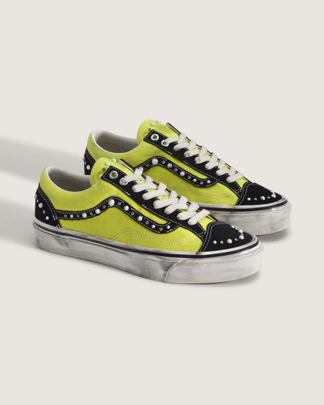 Par de Vans Old Skool 36 Pearlized Lime Pop de tres cuartos, con las perlas sobre la gamuza negra y los costados verde flúor