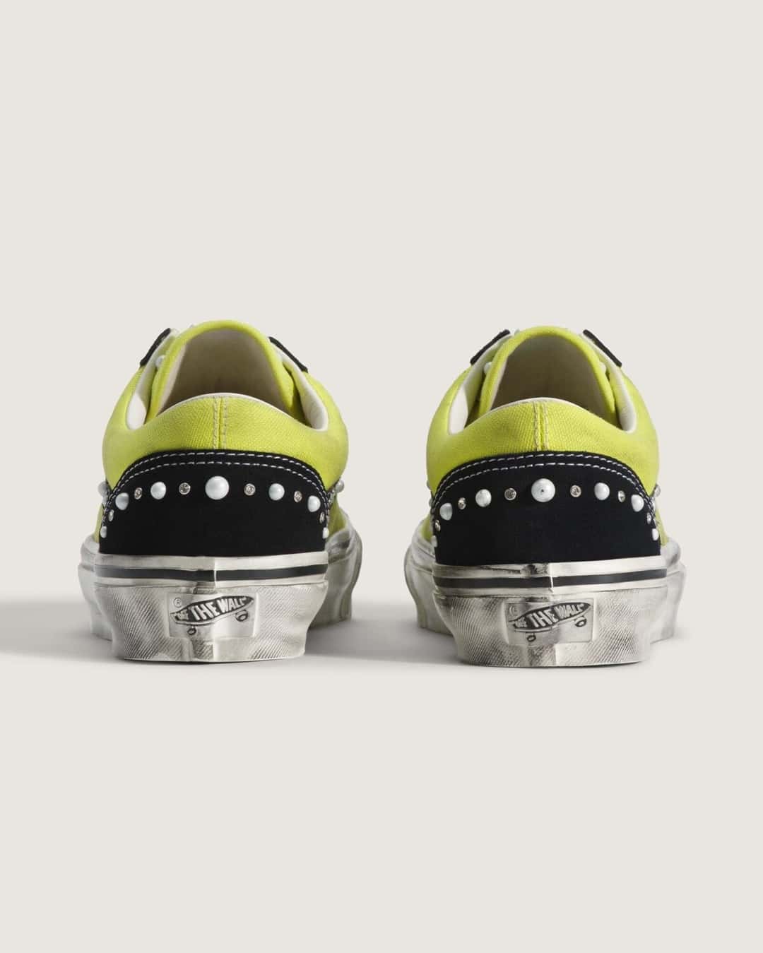 Talones de la Vans Old Skool 36 Pearlized Lime Pop, con las perlas en el refuerzo negro y el logo de Vans en la suela gastada
