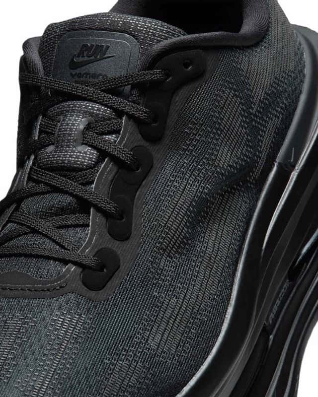 Detalle de la capellada de la Nike Vomero Premium SP Skeleton, con la malla negra y el dibujo gris de los huesos del pie