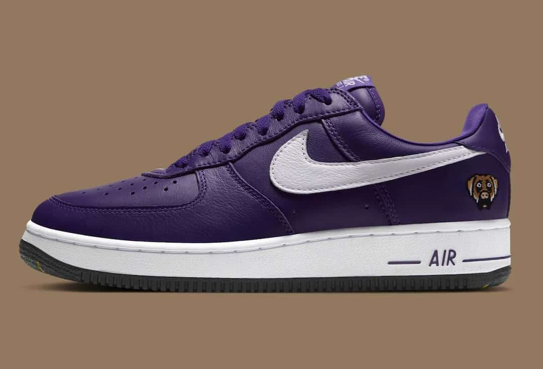 Par del Nike Air Force 1 '01 de Victor Victor en violeta visto de tres cuartos, con el Swoosh blanco, los cordones violetas y la suela negra con detalles de colores