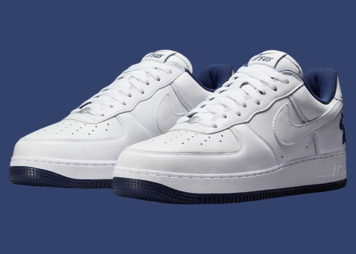 Foto de archivo: par del Concrete Boys x Nike Air Force 1 Low blanco con suela azul marino y la leyenda It's Us en la lengüeta, la primera colaboración de Lil Yachty con Nike