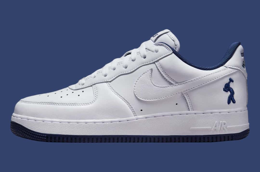 Foto de archivo: lateral del Concrete Boys x Nike Air Force 1 Low blanco con el muñequito de Concrete Boys bordado en azul marino en el talón