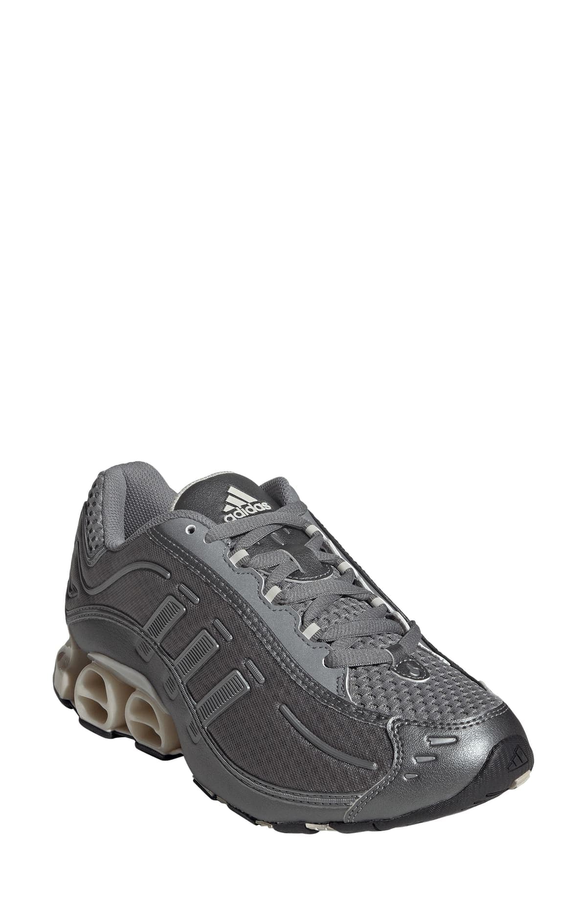 Zapatilla adidas Adifom Megaride 01 en gris metalizado, con capellada de malla y túneles color beige en el talón