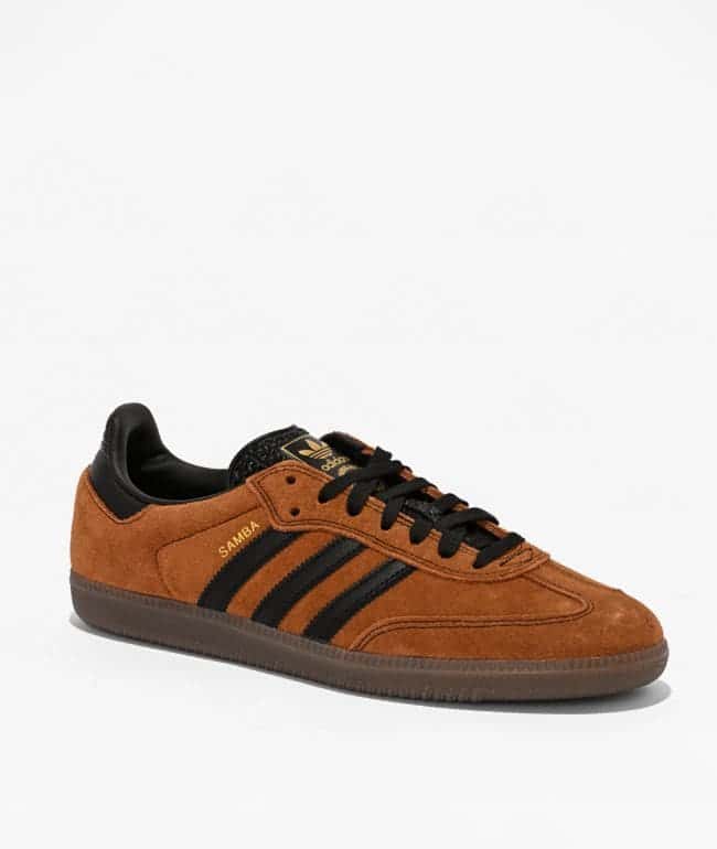 Tenis adidas Samba ADV de gamuza café Dusky Bronze con tres franjas negras y suela gum