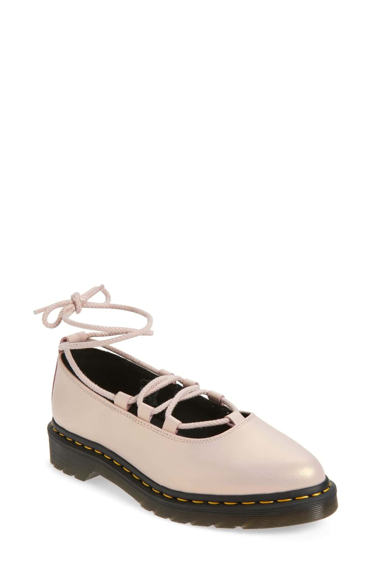 Flat Dr. Martens Elphie II en piel lisa rosa claro con agujetas que se atan al tobillo y suela gruesa con costura amarilla