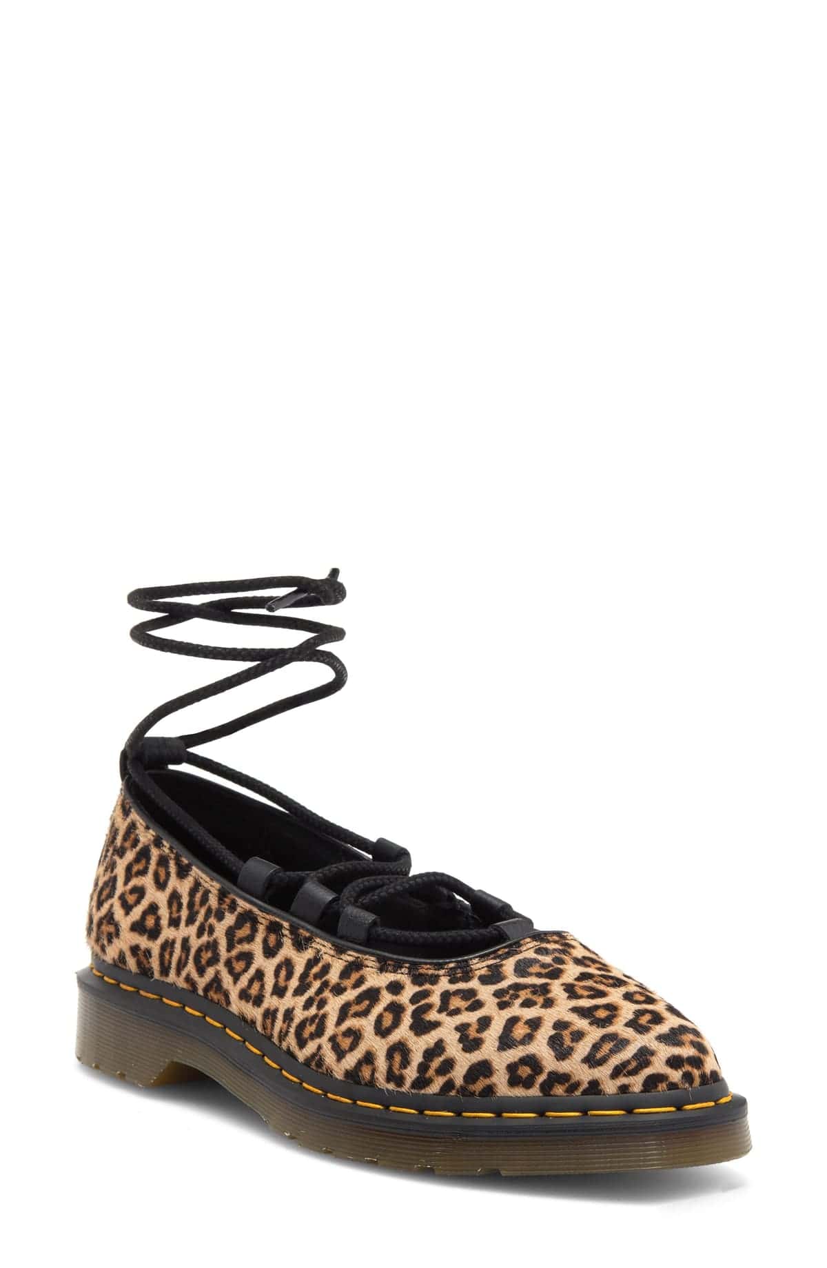 Flat Dr. Martens Elphie II de punta con estampado de leopardo, agujetas negras atadas al tobillo y suela con costura amarilla